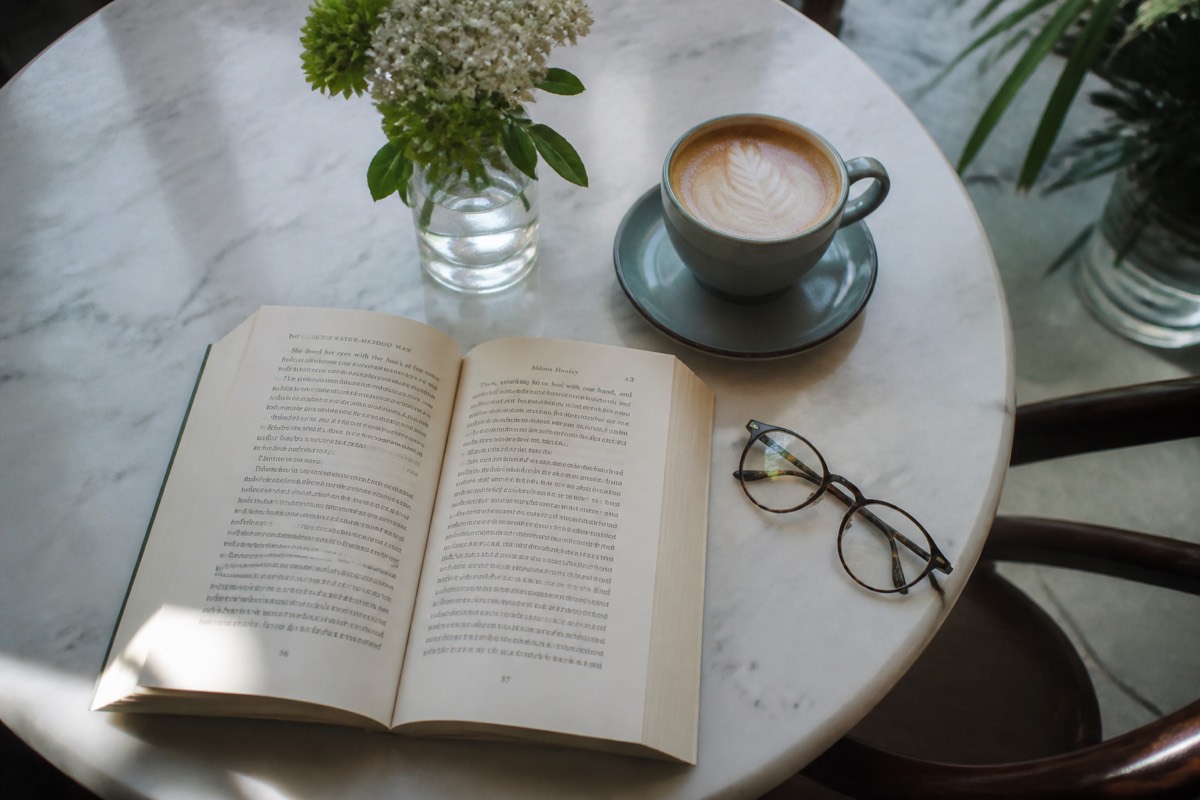 Café et livre ouvert sur une table