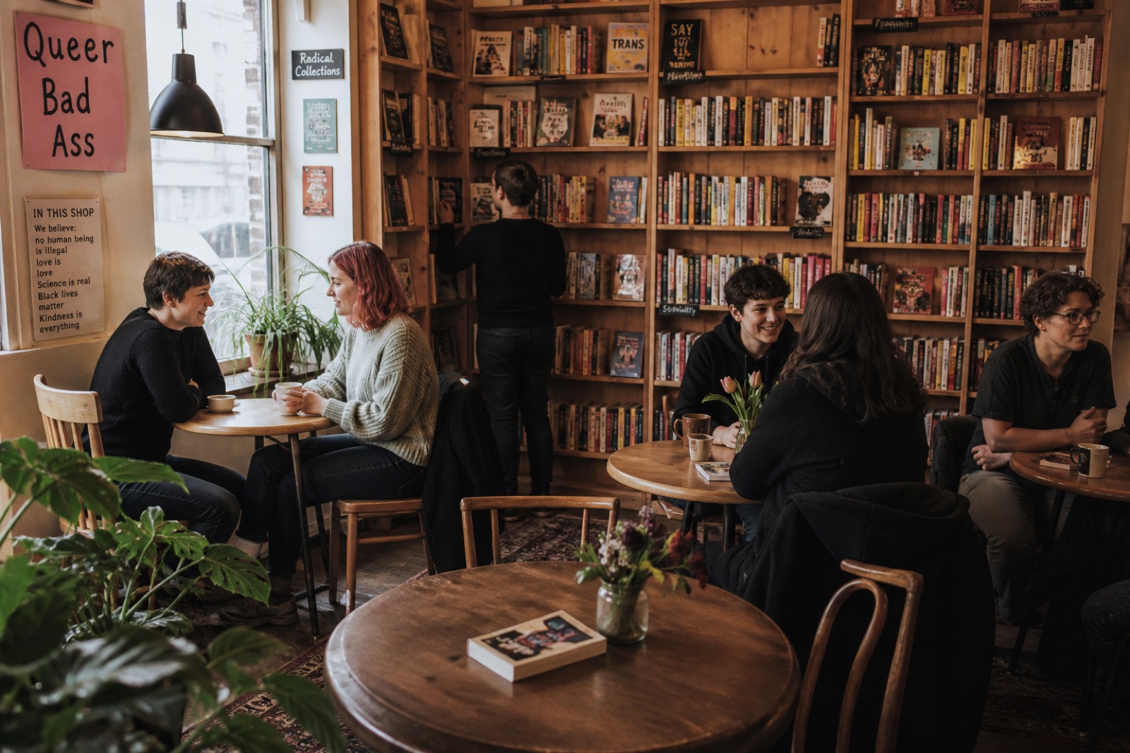 Intérieur de librairie café avec rayonnages et tables
